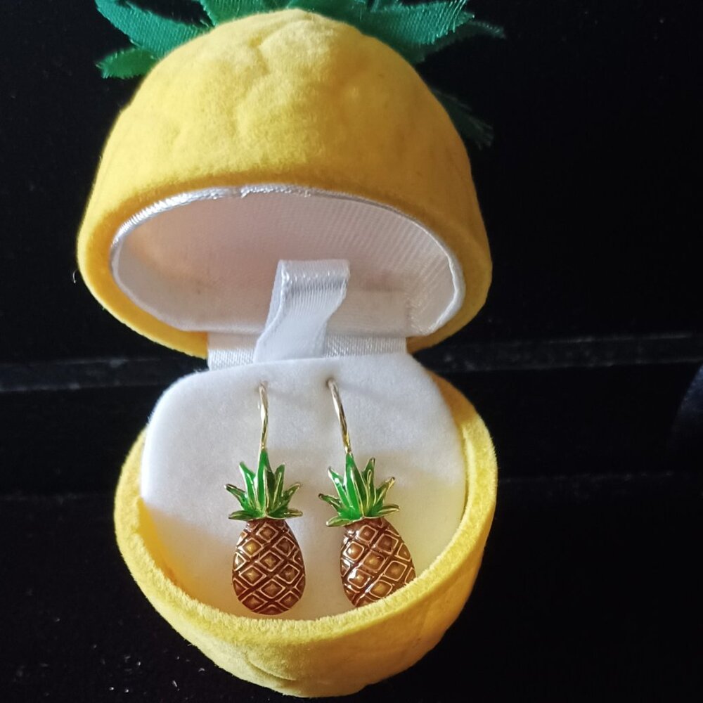 NIB Adorable Pineapple Earrings in a Fruit Case